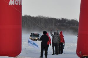 Болельщики приветствуют победителя в классе джипов. - subarist.ru